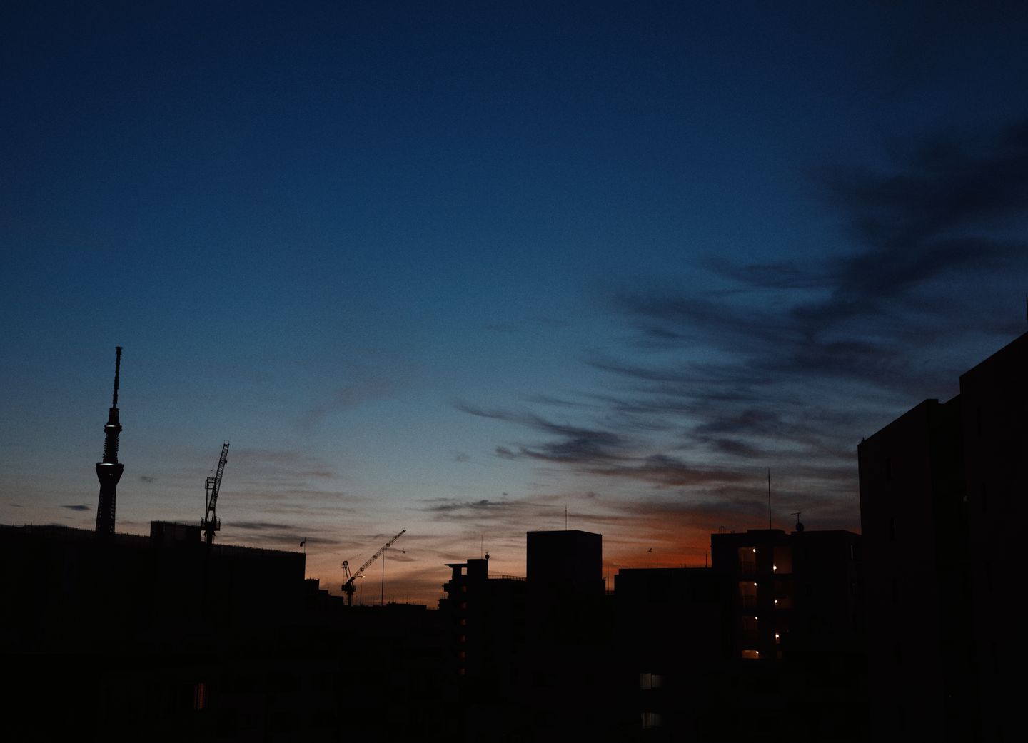 「黒い雲と白い雲との境目にグレーではない光が見える」